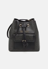 Černá taška přes rameno vyrobená z vzorované kůže se zlatými kovovými doplňky, přední kapsou a stažitelným uzávěrem. Obsahuje odnímatelný popruh na rameno.