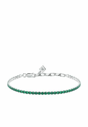 Braccialetto d'argento con una fila di gemme verdi, design a maglie collegate e chiusura a moschettone, con un piccolo pendente con il marchio attaccato.