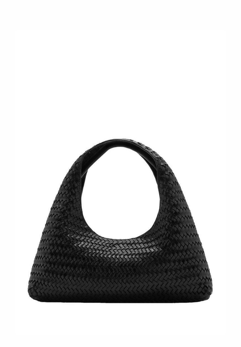 Sac à main en cuir tressé noir avec une anse supérieure arrondie et un corps en forme de croissant sur fond blanc.