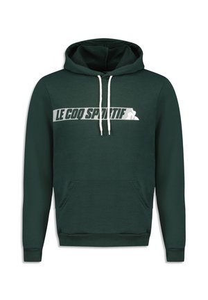 Sweat à capuche vert foncé en tissu doux. Il dispose d'une poche avant, de cordons blancs et d'un logo blanc bien visible sur la poitrine.