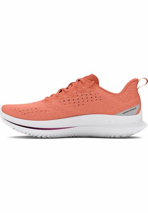 Zapatilla de running para hombre en un brillante color coral, hecha de material sintético transpirable, con una suave entresuela blanca con un acento púrpura y una suela exterior texturizada.