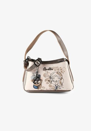 Kleine beige und bronzefarbene Handtasche mit einer Illustration eines Cartoon-Mädchens, Schlüsselanhänger und dem Text "Anekke" auf der Vorderseite.