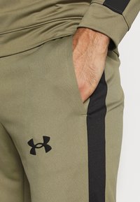 Under Armour TRACK SUIT SET - Fato de treino - tent/black