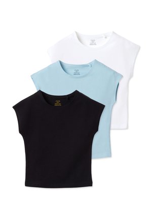 Trois t-shirts en coton sans manches pour enfants empilés en noir, bleu clair et blanc avec des encolures rondes.