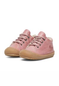 Zapatos de cuero rosa con un interior suave, punta redondeada y suela de goma texturizada. Presentan un diseño de cordones y un logo grabado en el costado.