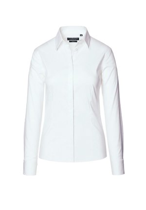 Biała koszula z długim rękawem w dopasowanym kroju, z klasycznym kołnierzykiem i zapięciem na guziki, wykonana z gładkiego, odpornego na zagniecenia materiału.