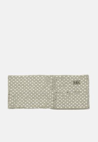 Banda de tela tejida en verde claro con patrón de cuadrícula blanca. Presenta un acento del logo plateado de MK. Textura suave con una forma flexible.