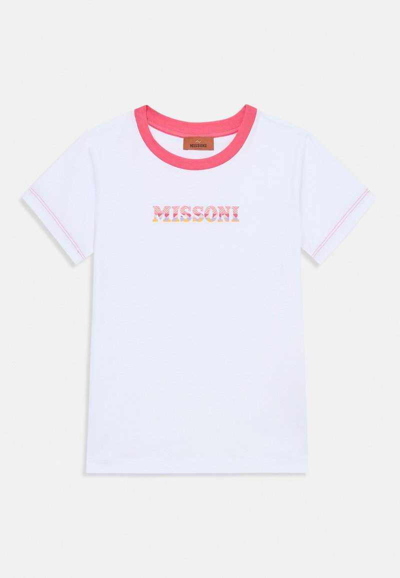 Camiseta blanca de manga corta con un cuello y puños de manga de canalé rosa. Presenta "MISSONI" en letras multicolores y con patrón en la parte delantera.