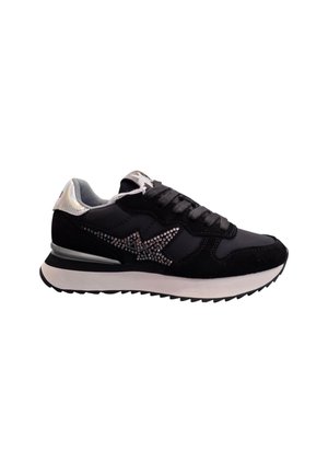 Sneaker nera con design a stella di strass, lacci grigi, suola bianca e accento argentato iridescente sul tallone.