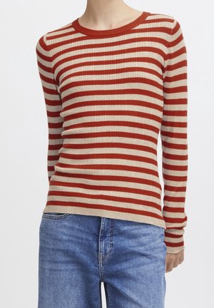 Pull à manches longues en tricot côtelé crème avec des rayures horizontales rouges. Doté d'un col rond et d'une coupe ajustée.