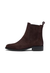 Bottines en daim marron avec des panneaux latéraux nervurés, bout rond et petit talon bloc. Comprend une languette pour un enfilage facile.