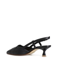 Černá kožená slingback bota s tkanou texturou, špičatou špičkou a nízkým rozšířeným podpatkem. Obsahuje dvě nastavitelné pásky na zadní straně.