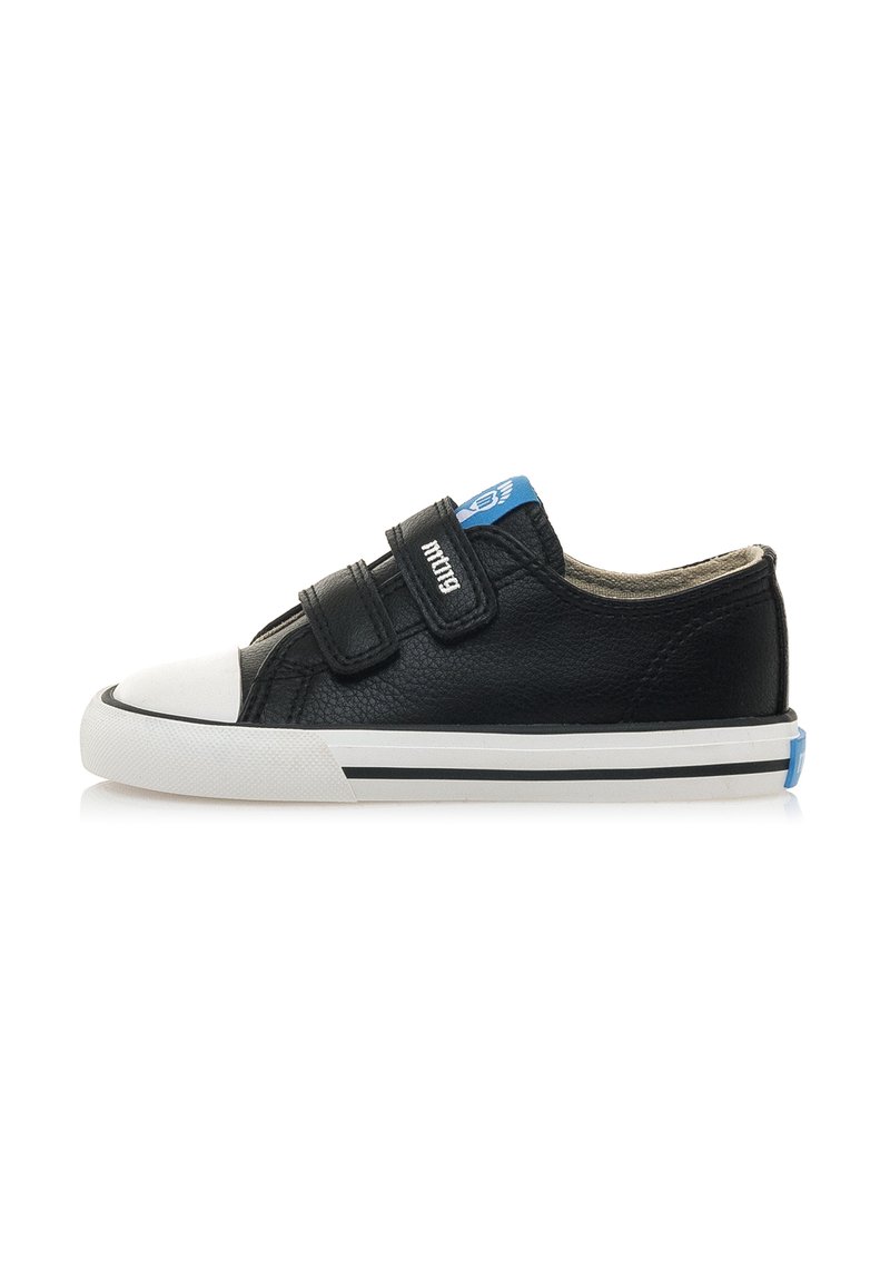Sneaker in pelle nera con punta e suola in gomma bianca. Presenta due strap in Velcro e un accento blu sulla parte posteriore. Parte superiore testurizzata con dettagli di cucitura.