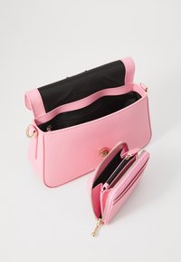 Lacoste FLAP CROSSOVER BAG - Rankinė - peony