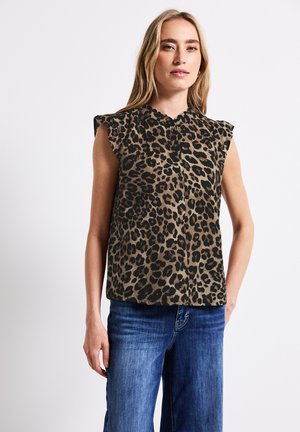 Korte mouwen blouse met luipaardprint in bruin en zwart, met een ronde halslijn en een subtiele ruchedetail bij de schouders.