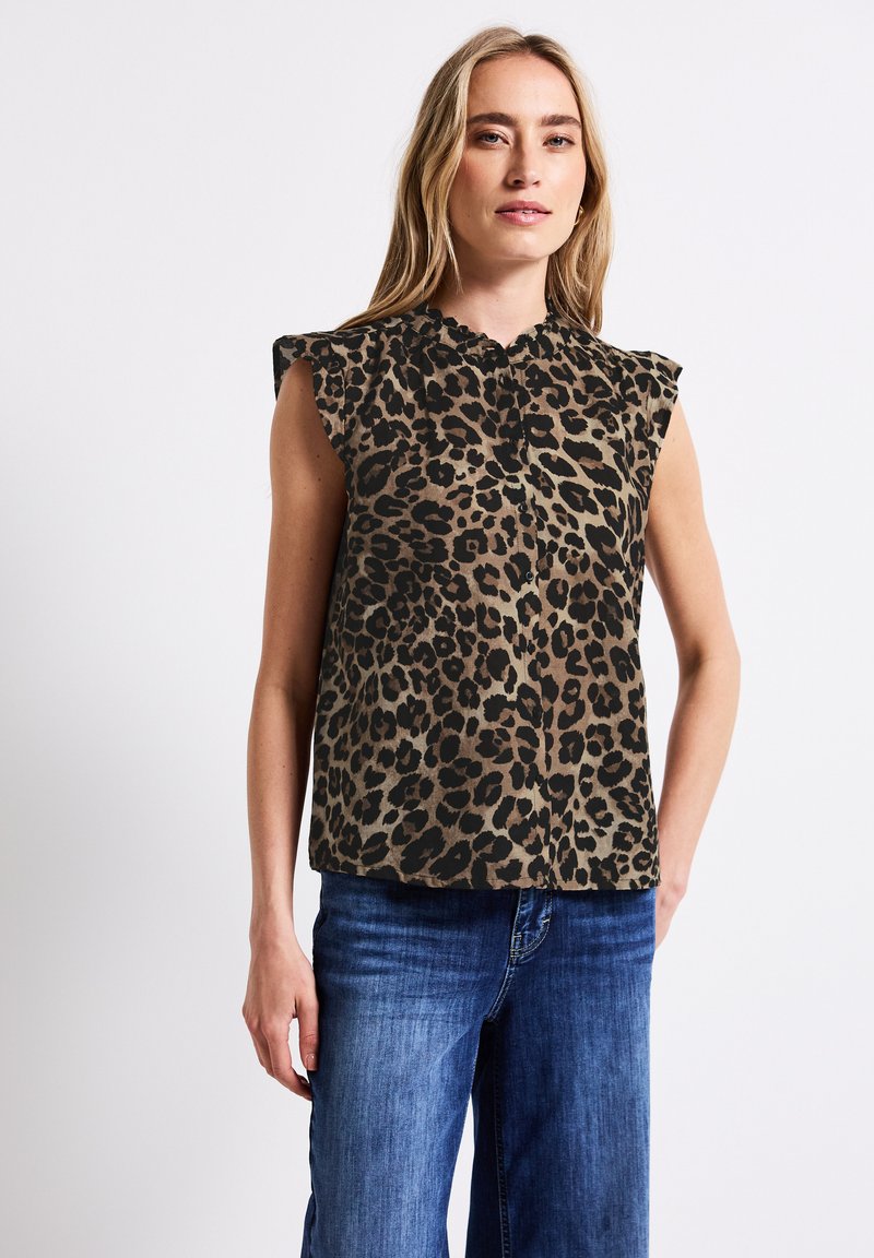 Hedvábná blůza s krátkým rukávem v leopardím vzoru v hnědé a černé barvě, se zaobleným výstřihem a mírnými volánky na ramenech.