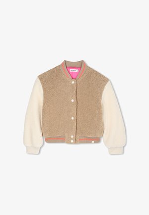 Veste bomber en peluche marron et crème avec un col côtelé, un devant à boutons et une doublure rose contrastante. Présente des manches blanches bouffantes.