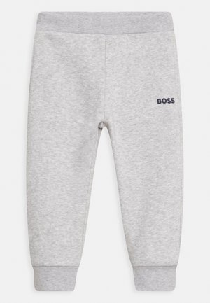 Grå sweatpants lavet af blødt stof, med en tætsiddende talje, manchetter og et lille mørkeblåt "BOSS" logo på venstre lår.