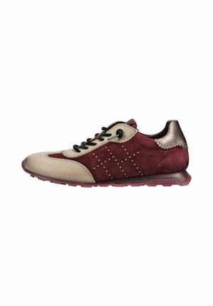 Niskoprofilowy sneaker z bordowym zamszem, beżowymi nakładkami ze skóry, czarnymi sznurowadłami i metalicznym teksturowanym akcentem na pięcie, widok z boku na białym tle.