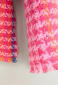 Duos kabanámų minkštų mohair skarelių su pūkuota textura, pasižyminčių rožinėmis, oranžinėmis, baltomis ir mėlynomis langeliais bei pakraščiais su kutais.