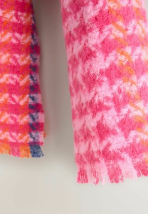 Divas divi, mīksti mohair šalle ar pūkainu struktūru, ar rozā, oranžu, baltu un zilu pārbaudītu rakstu, kā arī ar frizētajiem malām.