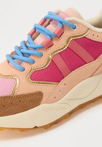 Multifarvet sneaker med lyserøde, gyldne og burgunder materialer. Tekstureret mesh og ruskinds overlay. Inkluderer markante blå snørebånd og gummisål.