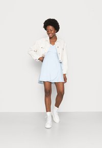 Hollister Co. BEST IS BACK WOVEN WRAP DRESS - Vestido de dia - blue pattern