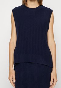 DESIGNERS REMIX Sweter