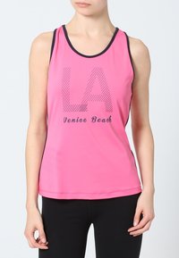 Rosa idrottstopp med svart kant, med tryck av "LA" och "Venice Beach". Slät textur, ärmlös design och figurnära siluett.