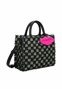 Sac à main à damier en tissu bleu marine et vert avec des bords effilochés, doté de poignées en cuir noir et d'un charm en forme de lèvres roses.