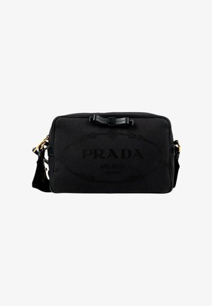 Sac bandoulière rectangulaire noir Prada Milano avec un petit détail nœud et une bandoulière réglable avec des éléments métalliques dorés.