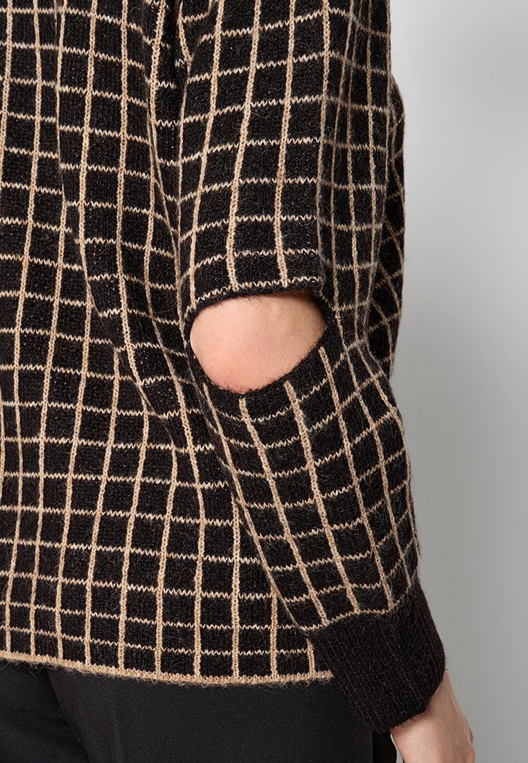 Gestrickter Pullover in Schwarz und Beige mit einem Gittermuster, ausgestattet mit einem Ausschnitt am Ärmel und gerippten Bündchen für Textur und Details.
