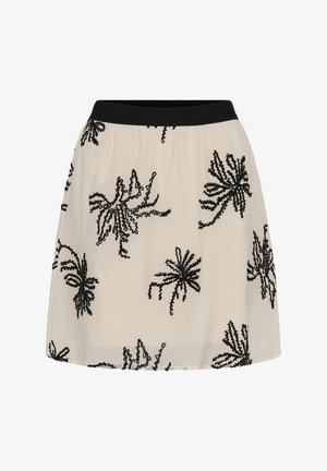 Kremna krilo s črnim elastičnim pasom, okrašena s črnimi bleščečimi cvetličnimi vzorci, razpršenimi po celotni površini.