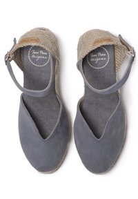 Šedé suade espadrilky s tkaným jutu, otevřenou špičkou a nastavitelným páskem kolem kotníku. Texturovaná stélka s logem.
