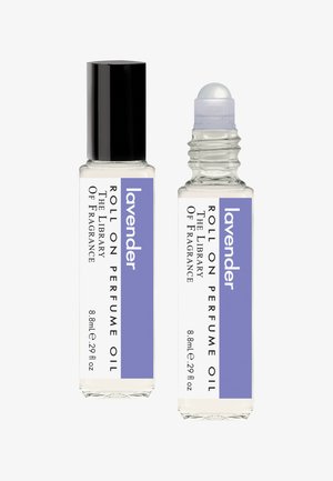 Lavendel roll-on parfymolja i klara glasflaskor. Har en svart och lila etikett, rund appliceratopp och en kapacitet på 8,8 ml.