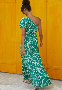 Friends Like These ONE SHOULDER- REGULAR FIT - Maxi ruha - green floral