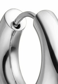 Zilverkleurige metalen creool met een gladde, gepolijste afwerking. Heeft een ronde vorm en een veilige scharnier sluiting.