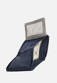 Portafoglio in pelle blu navy con cerniera, multiple fessure per carte e una finestra trasparente per l'ID. L'interno ha una fodera beige chiaro con un motivo.