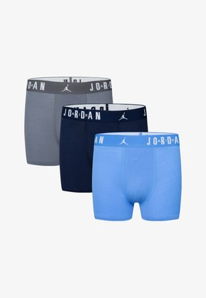 Három pár boxer alsónemű: szürke, tengerészkék és világoskék. Mindegyik logóval ellátott derekú, kontrasztos szöveggel és sima szövettextúrával rendelkezik.
