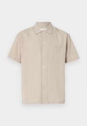 Lühikese varrukaga särk helesuhkrus kardinat tekstuuriga kangast, nööpidega kinnitamine ja lisatasku vasakul rinnal. Klassikaline krae disain.