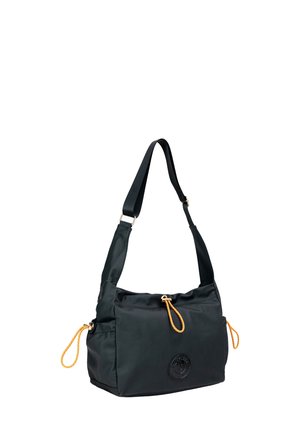 Borsa a tracolla in nylon nero con una tracolla regolabile, caratterizzata da dettagli arancioni con cordoncino e un logo circolare sulla parte anteriore.
