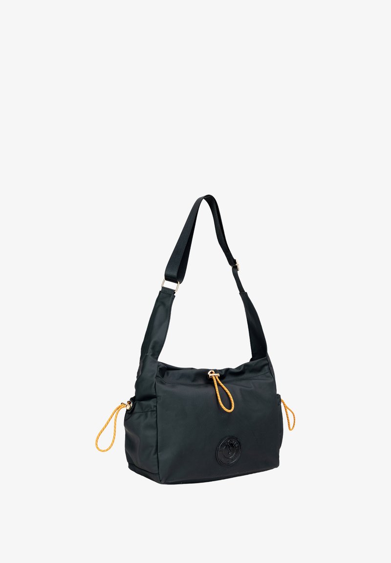 Borsa a tracolla in nylon nero con una tracolla regolabile, caratterizzata da dettagli arancioni con cordoncino e un logo circolare sulla parte anteriore.