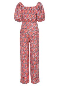 Bloemen jumpsuit met een vierkante halslijn, pofmouwen en brede benen. De stof toont een patroon van rode, blauwe en beige bloemen.