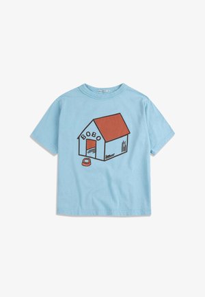 Svetlomodré tričko s krátkym rukávom s ilustráciou psieho domčeka s červenou strechou a misky na jedlo, nad vchodom nápis "BOBO".