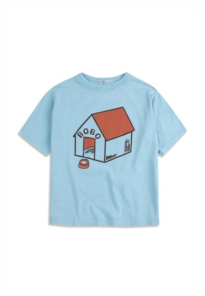 T-shirt bleu clair à manches courtes avec une illustration de niche à toit rouge et un bol de nourriture, texte "BOBO" sur le devant de la niche.