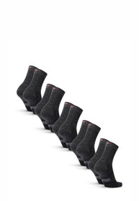 Schwarze gerippte Socken in einer Reihe präsentiert, mit roten Logoakzenten am Bündchen und Branding entlang der Sohle. Geeignet für Freizeitkleidung.