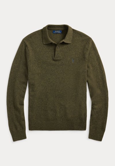 Tricou polo din tricot verde olive cu mâneci lungi, guler, închidere cu două nasturi și logo mic brodat pe pieptul stâng.