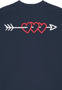 Felpa blu marina con design a freccia bianca e tre cuori rossi ricamati sul retro. Tessuto morbido con scollatura a girocollo.