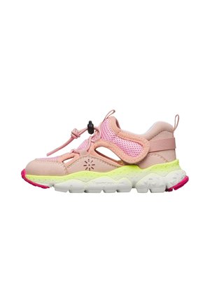 Scarpa da ginnastica per bambini rosa e pesca con rete traspirante, lacci regolabili con chiusura a scatto, linguette per tirare e suola bianca-verde con accenti rosa.