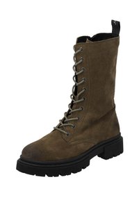 Bota de ante marrón con cordones, de altura media hasta la pantorrilla, puntera redonda, suela de goma y ojetes plateados, con una lengüeta en la parte trasera.